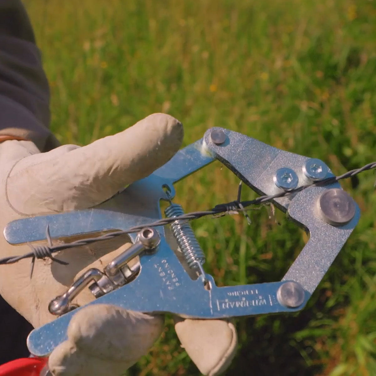 Wire Gripper on barbed wire